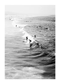 Svartvit fotografi av surfare på vågor vid lång strand-1
