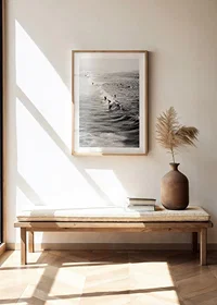Svartvit fotografi av surfare på vågor vid lång strand-8