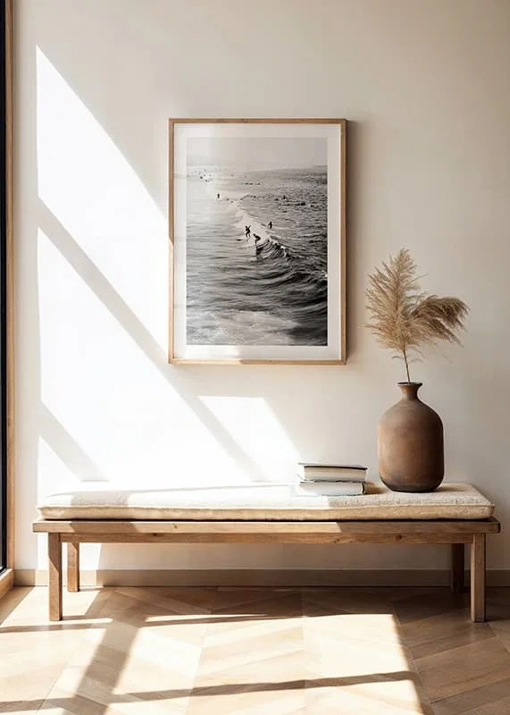 Svartvit fotografi av surfare på vågor vid lång strand-12