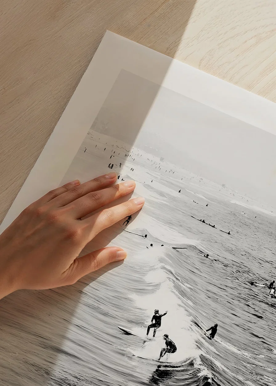 Svartvit fotografi av surfare på vågor vid lång strand-12