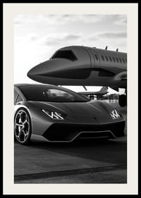 Schwarz-weißer Sportwagen und Privatjet am Flughafen in Nahaufnahme-2