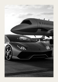 Schwarz-weißer Sportwagen und Privatjet am Flughafen in Nahaufnahme-3