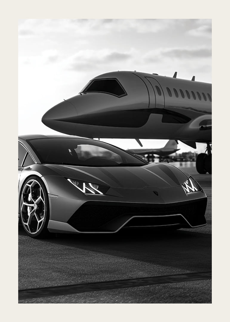 Schwarz-weißer Sportwagen und Privatjet am Flughafen in Nahaufnahme-12