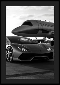 Schwarz-weißer Sportwagen und Privatjet am Flughafen in Nahaufnahme-4