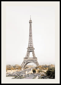 Az Eiffel-torony fényképe Párizsban világos, lágy háttér előtt-2