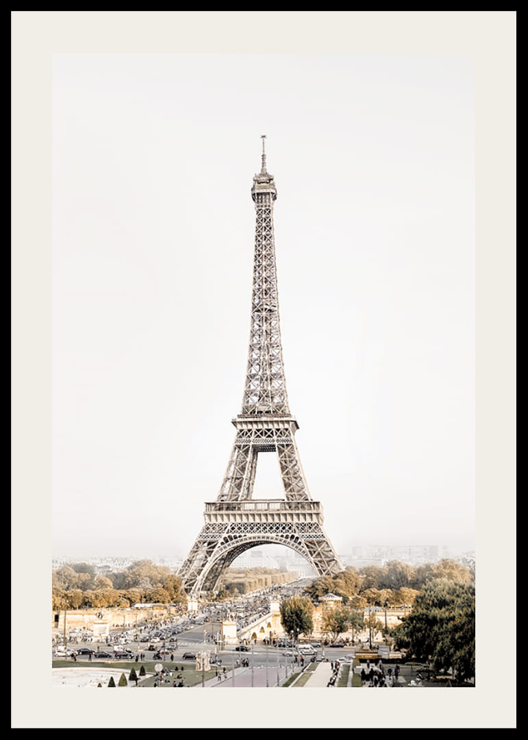 Az Eiffel-torony fényképe Párizsban világos, lágy háttér előtt-12