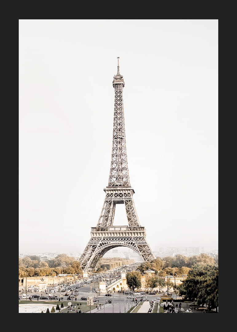 Az Eiffel-torony fényképe Párizsban világos, lágy háttér előtt-12