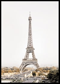 Fotografi av Eiffeltornet i Paris mot ljus, mild bakgrund-6