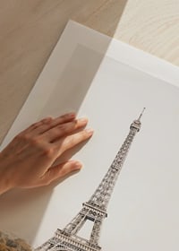 Fotografi av Eiffeltornet i Paris mot ljus, mild bakgrund-9