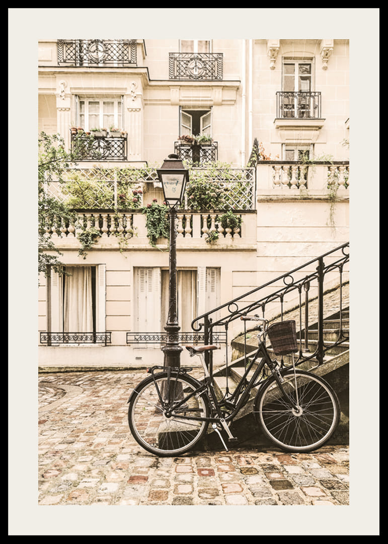 Fotografia di una bicicletta classica vicino a una casa in pietra parigina nei toni del beige-12