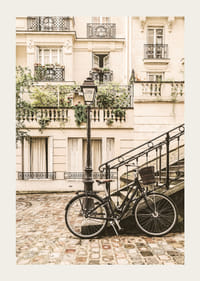 Fotografia di una bicicletta classica vicino a una casa in pietra parigina nei toni del beige-3