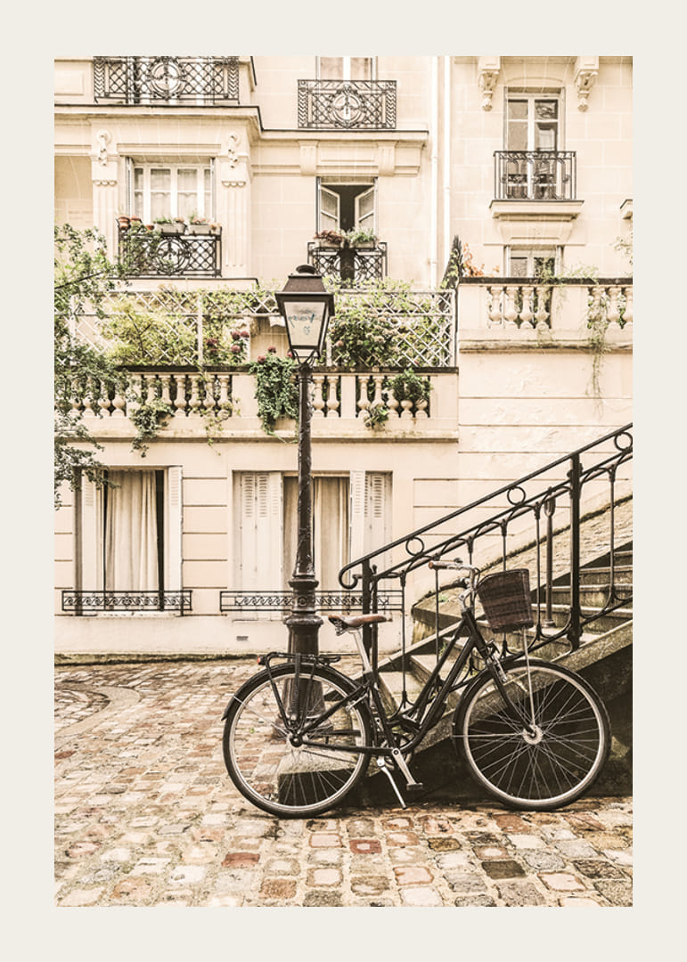 Fotografia di una bicicletta classica vicino a una casa in pietra parigina nei toni del beige-12
