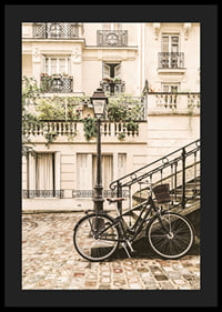 Fotografi av klassisk cykel vid parisiskt stenhus i beige toner-4