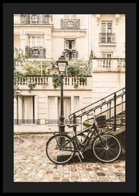 Fotografia di una bicicletta classica vicino a una casa in pietra parigina nei toni del beige-4
