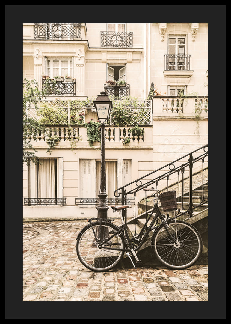 Fotografia di una bicicletta classica vicino a una casa in pietra parigina nei toni del beige-12