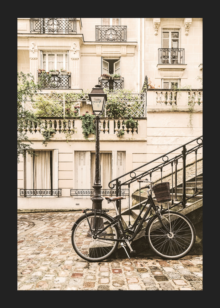 Fotografi av klassisk cykel vid parisiskt stenhus i beige toner-12