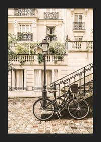 Fotografia di una bicicletta classica vicino a una casa in pietra parigina nei toni del beige-5
