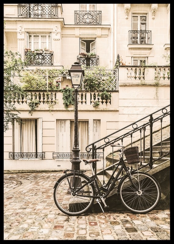 Fotografi av klassisk cykel vid parisiskt stenhus i beige toner-12