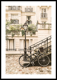 Fotografi av klassisk cykel vid parisiskt stenhus i beige toner-0