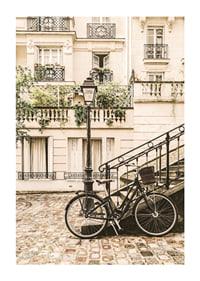 Fotografi av klassisk cykel vid parisiskt stenhus i beige toner-1