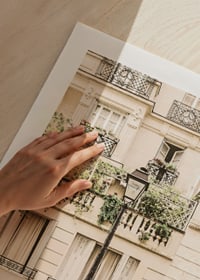 Fotografi av klassisk cykel vid parisiskt stenhus i beige toner-9