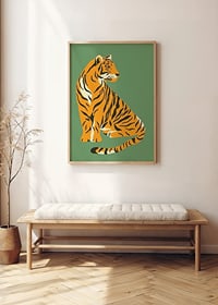 Illustrerad tiger i vintage stil mot dovt grön bakgrund-8