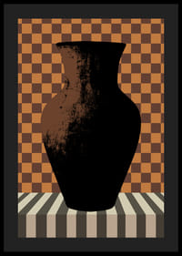 Grafische Vase in Schwarz mit kariertem braunem Hintergrund und gestreiftem Tisch-4