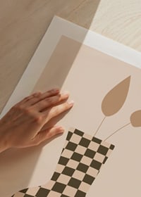 Geïllustreerde geruite vaas in beige en bruin met bladeren-9