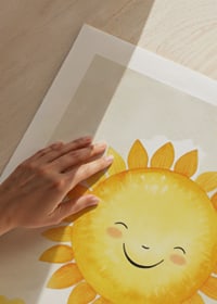 Akvarellillustration av sol med leende ansikte och gula toner-9
