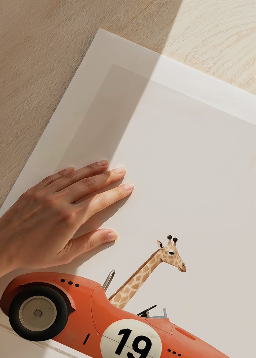 Illustrerad giraff som kör en röd leksaksbil med siffran 19-12