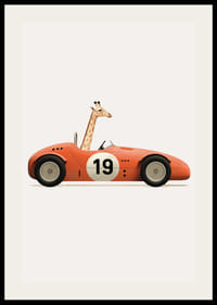 Illustrerad giraff som kör en röd leksaksbil med siffran 19-2