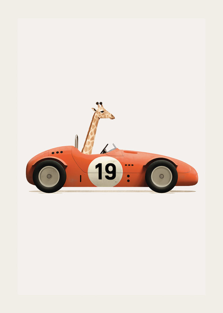 Illustrerad giraff som kör en röd leksaksbil med siffran 19-12