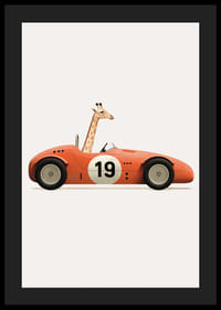 Illustrerad giraff som kör en röd leksaksbil med siffran 19-4