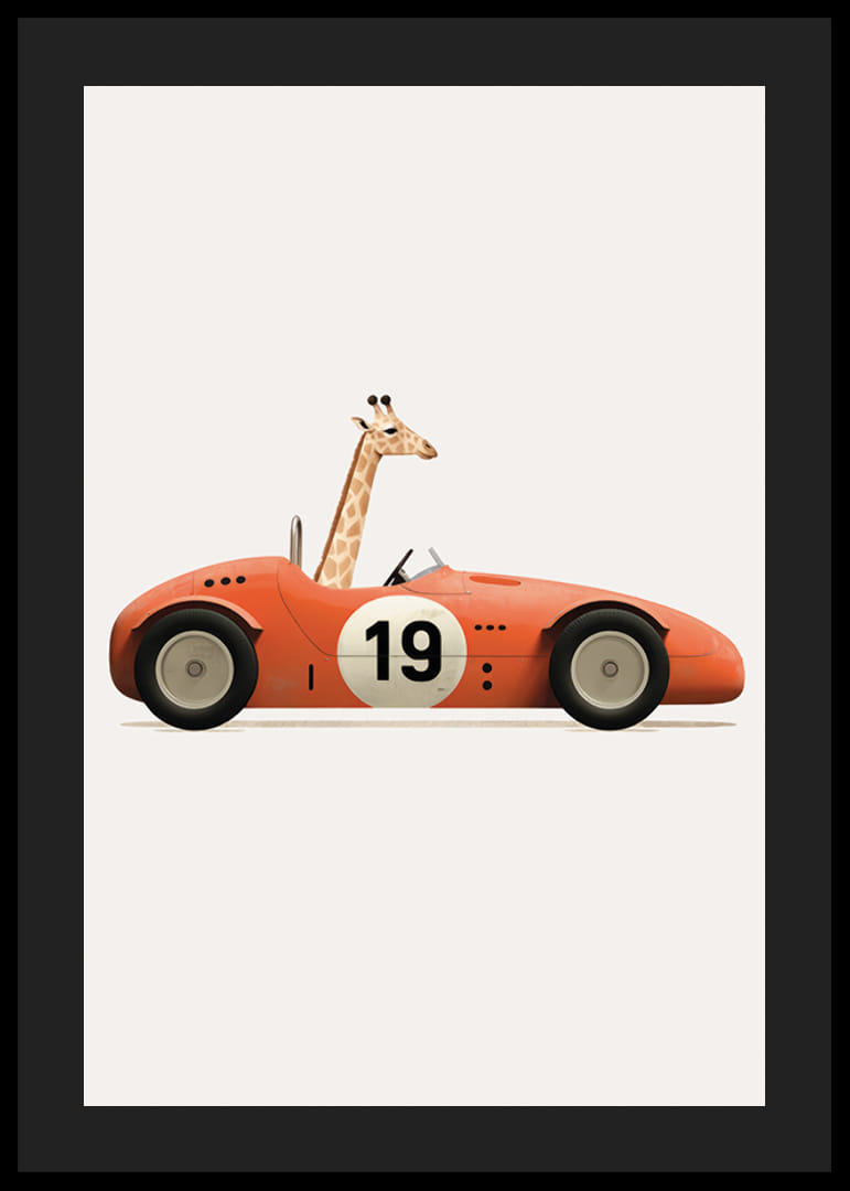 Illustrerad giraff som kör en röd leksaksbil med siffran 19-12