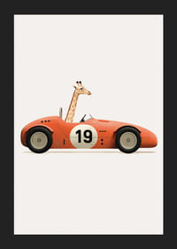 Illustrerad giraff som kör en röd leksaksbil med siffran 19-5