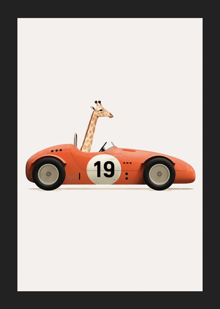 Illustrerad giraff som kör en röd leksaksbil med siffran 19-12