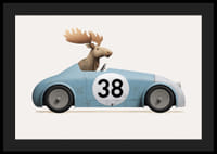 Illustrerad älg som kör blå leksaksbil med nummer 38-4