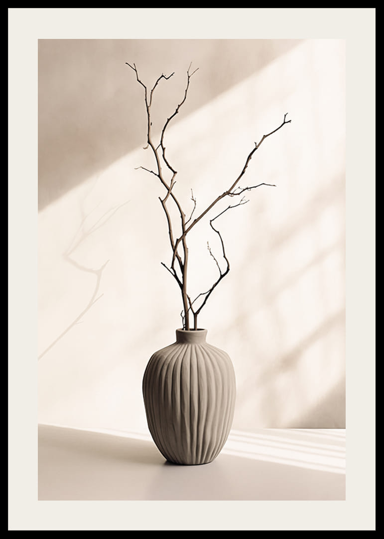 Keramische vaas met dunne takjes tegen een lichte, zachte achtergrond-12
