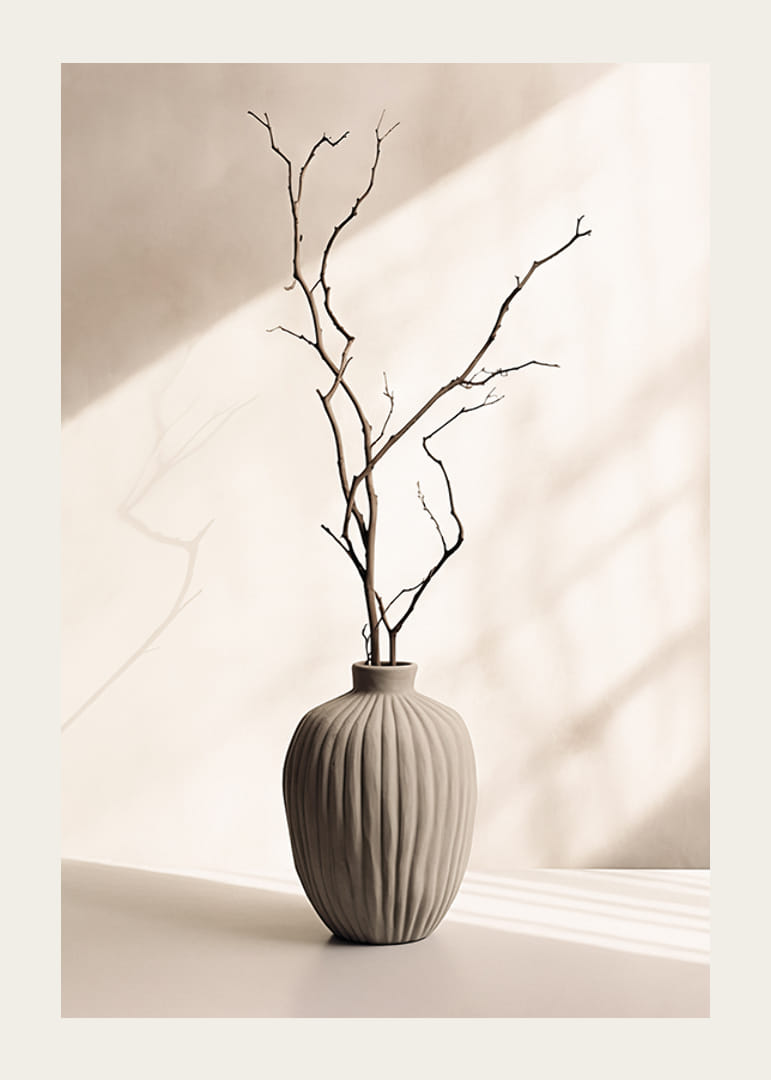Keramische vaas met dunne takjes tegen een lichte, zachte achtergrond-12
