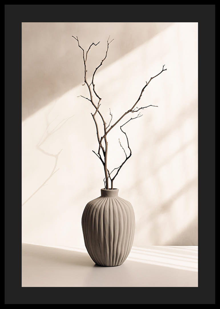 Keramische vaas met dunne takjes tegen een lichte, zachte achtergrond-12