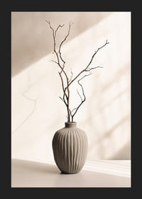 Keramische vaas met dunne takjes tegen een lichte, zachte achtergrond-5