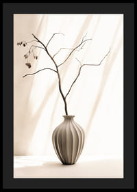 Fotografia konára v keramickej váze na svetlom pozadí-4