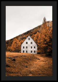 Valge maja maapiirkonna sügiseses keskkonnas apelsinipuudega-4