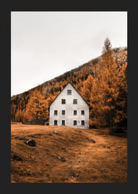 Valge maja maapiirkonna sügiseses keskkonnas apelsinipuudega-5