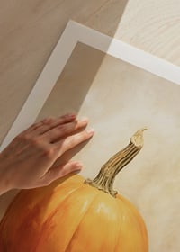Akvarellmålning av orange pumpor med höstlöv på beige bakgrund-9