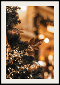 Primo piano di un abete con decorazioni dorate e luci calde-2