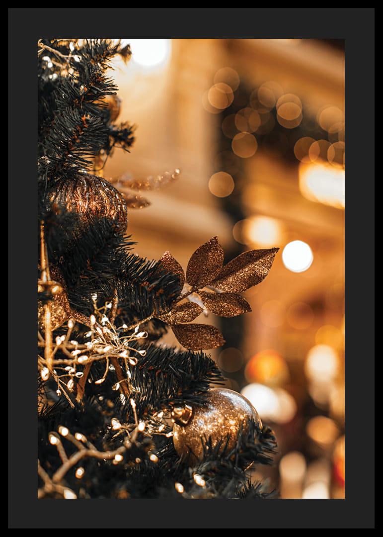 Primo piano di un abete con decorazioni dorate e luci calde-12