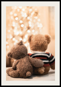 Due orsacchiotti di peluche da dietro contro un albero di Natale luminoso, colori tenui-2