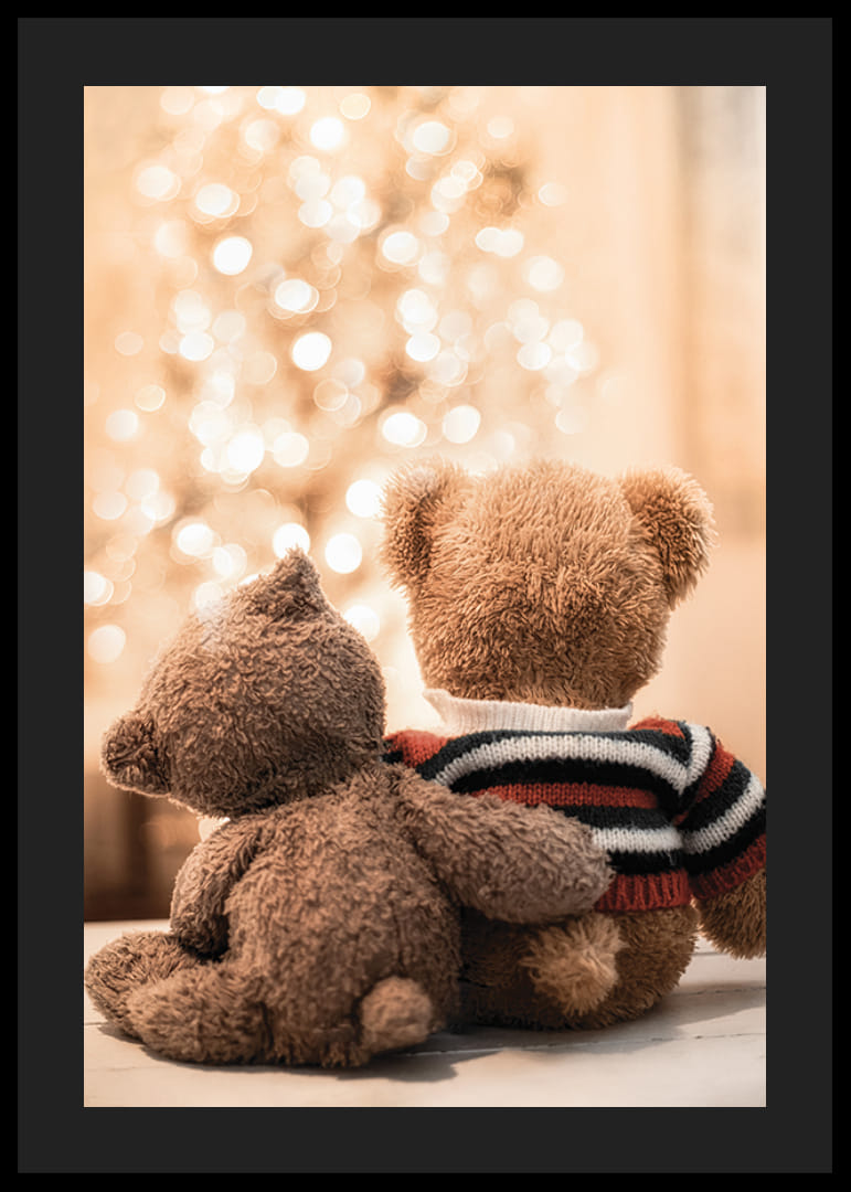 Due orsacchiotti di peluche da dietro contro un albero di Natale luminoso, colori tenui-12