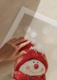 Snögubbedekoration med röd mössa och halsduk i snö, fotograferad-9